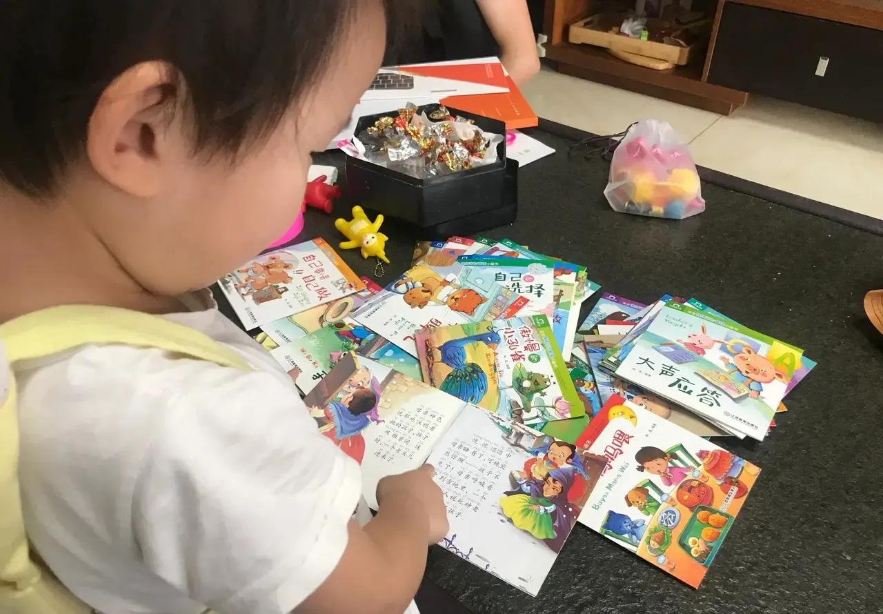 小孩子在幼儿园不爱说话怎么开导,怎样诱导孩子说出幼儿园日常