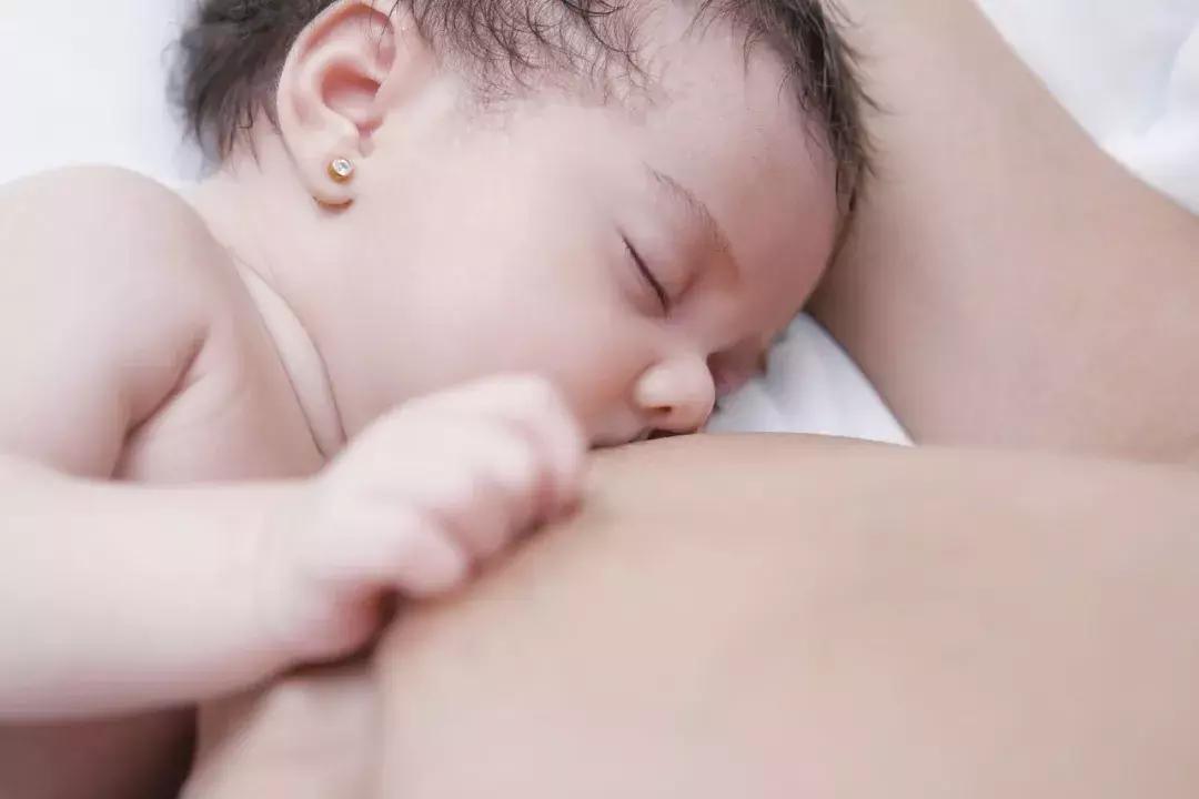 宝宝还没长牙就会咬乳头,宝宝长牙后吃奶咬乳头