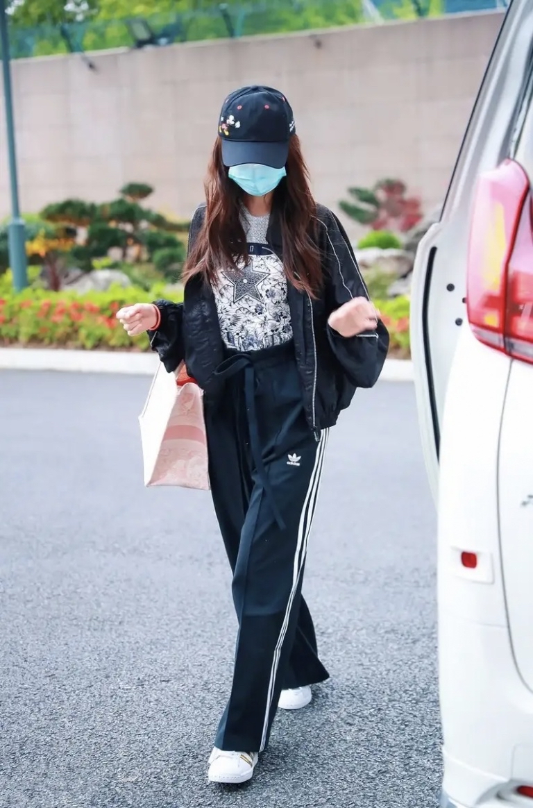 杨颖吊带裙造型,杨颖黑色单肩裙