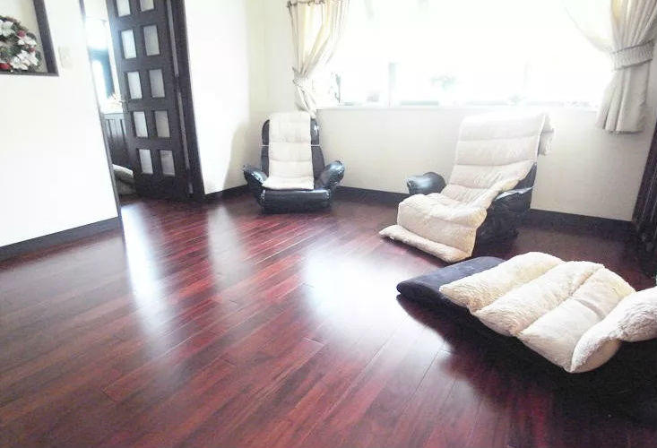 不想重铺地砖怎么解决,不想损坏地板怎么能翻新