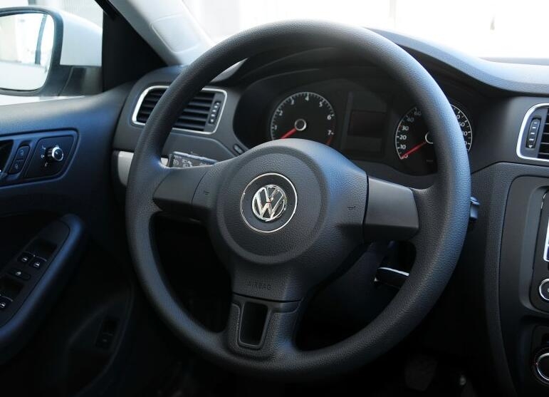 12款大众速腾豪华4万多,大众速腾入门级车型值得购买吗