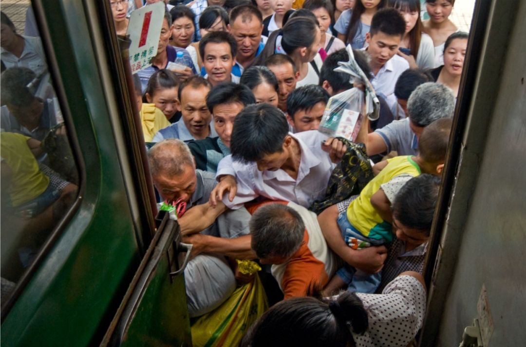 孩子坐绿皮火车看人世百态,绿皮火车才能反映生活百态