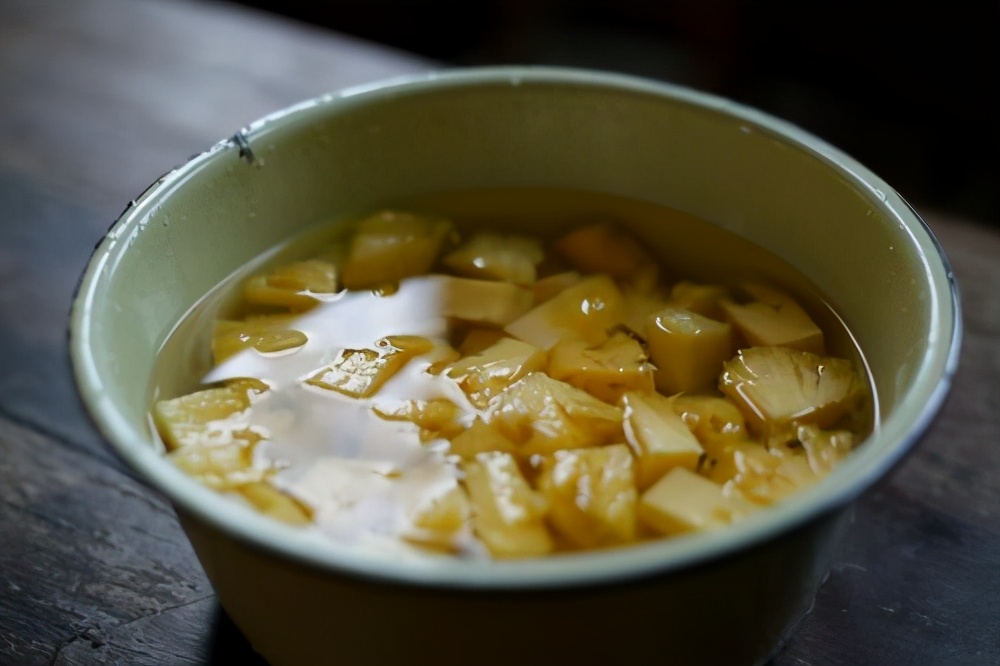 菠萝除了盐水还可以用什么泡,菠萝必须得用盐水泡几分钟