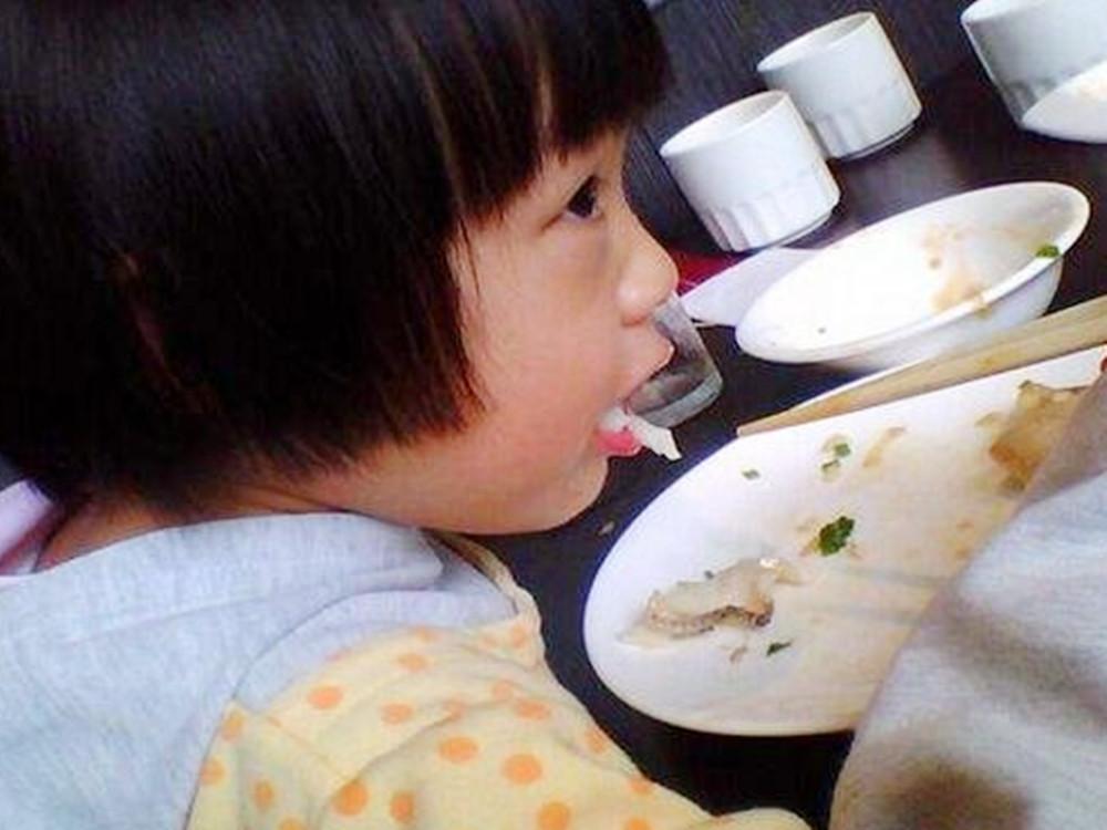 小孩吃鱼被刺卡住了的视频,儿童吃鱼被刺卡住了怎么办