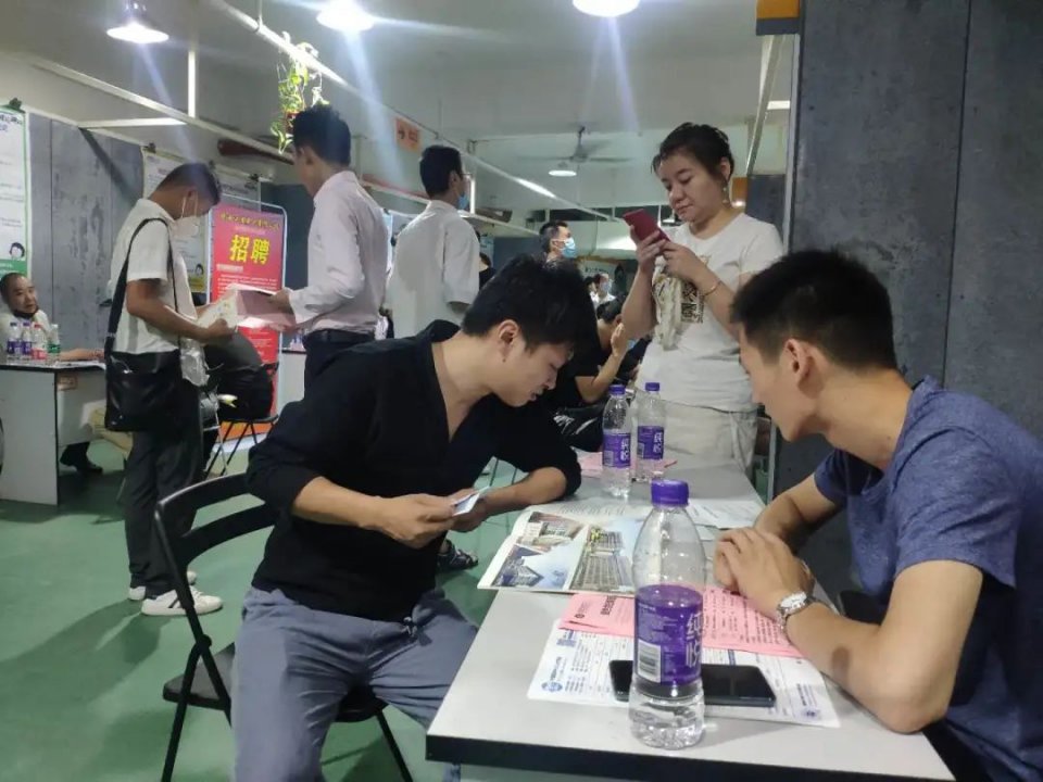 招才引智招聘会现场,人才招聘信息交流会