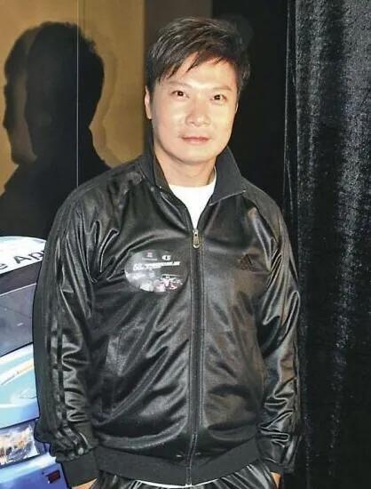 影视巨星洪金宝现身北京，戴大金镶钻链抽雪茄，和朋友相谈甚欢。