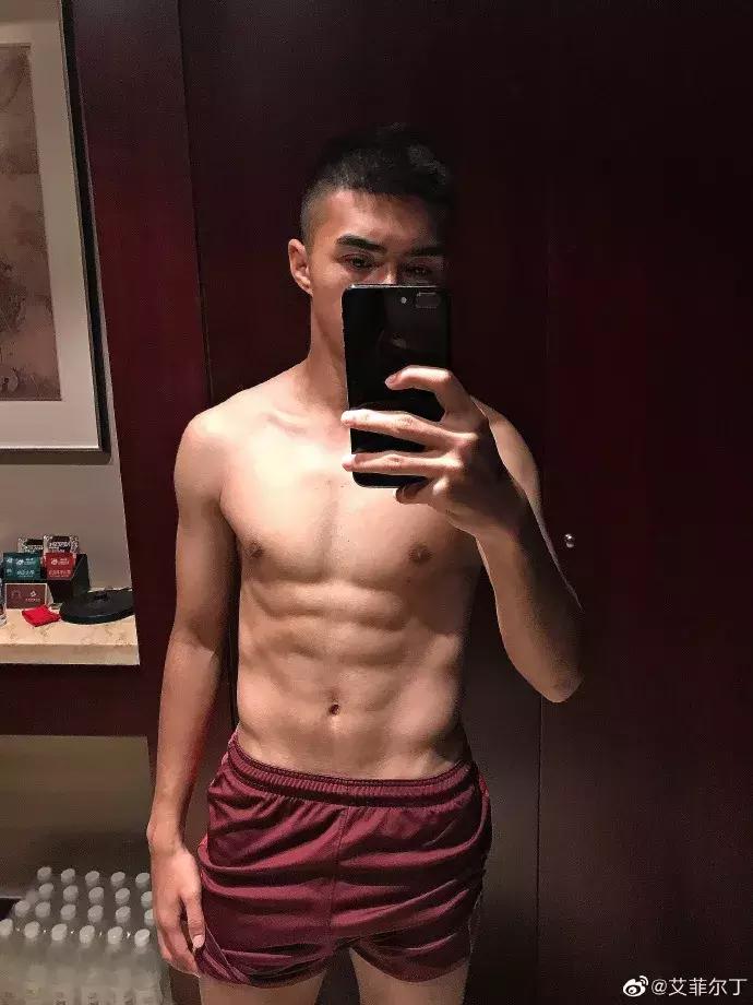 我不是白斩鸡！国足小将发微博自证好身材