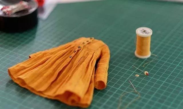 恨不能把她的芭比娃衣穿上自己身上......