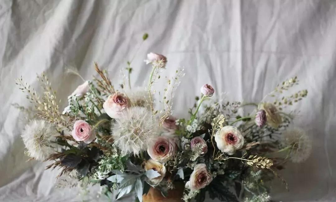 花要不要经常换水,花材正确处理方式及日常养护