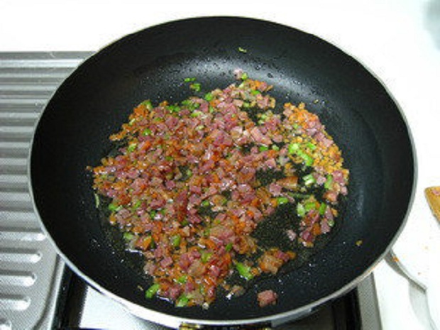 家里只有剩饭和鸡蛋怎么做饭团,家里只有剩饭怎么做好吃的饭团