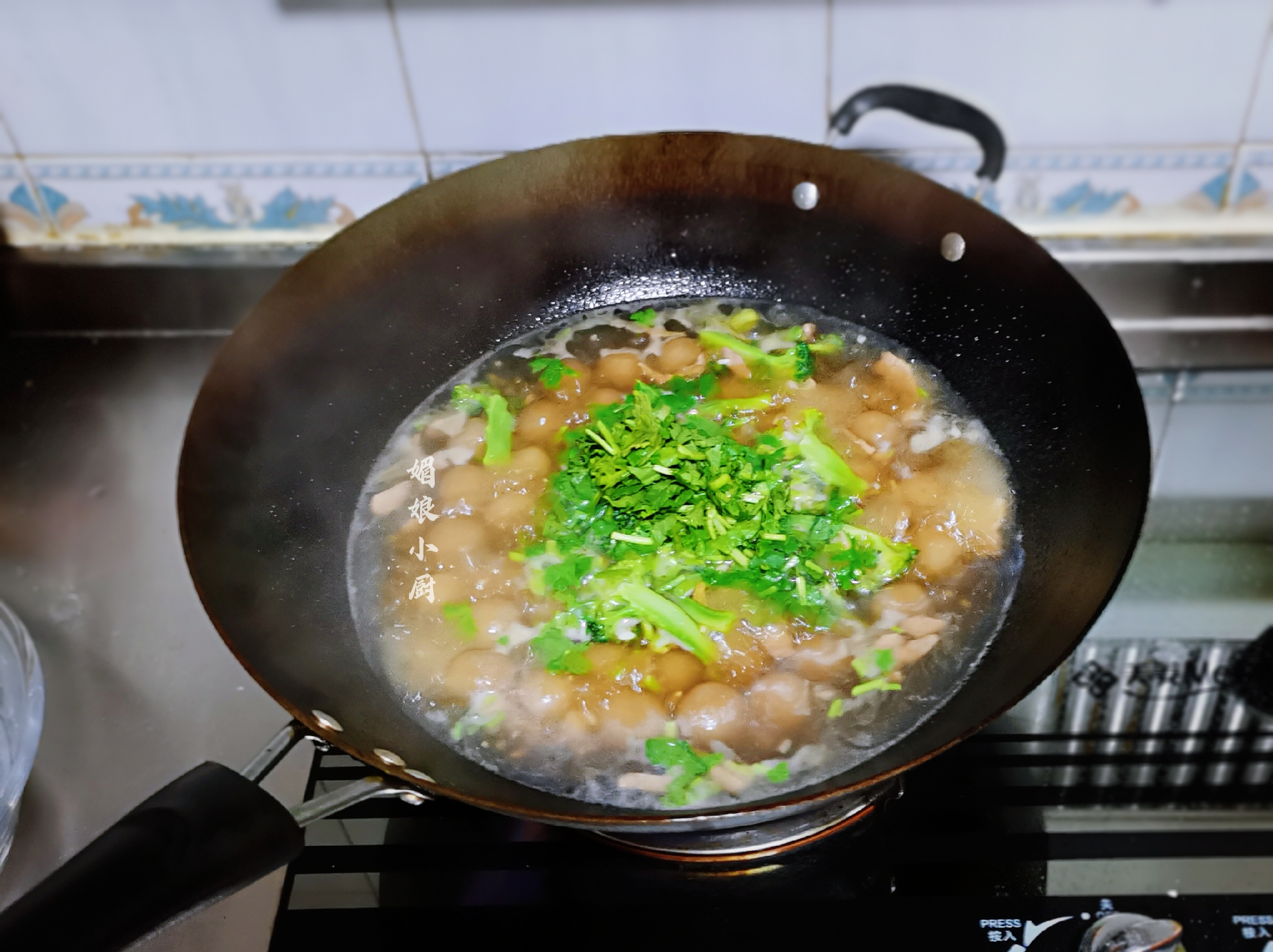 一碗红薯粉三碗水做成焖子吗,一碗红薯粉直接蒸能熟吗