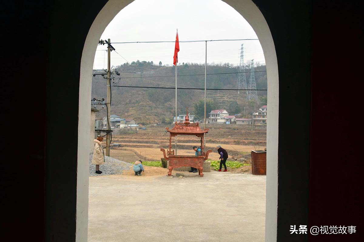 山村大妈看护寺庙2年，不要一分钱回报，看她为啥很开心