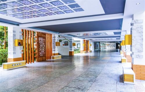 漫步在校园的操场上,漫步在校园小路上