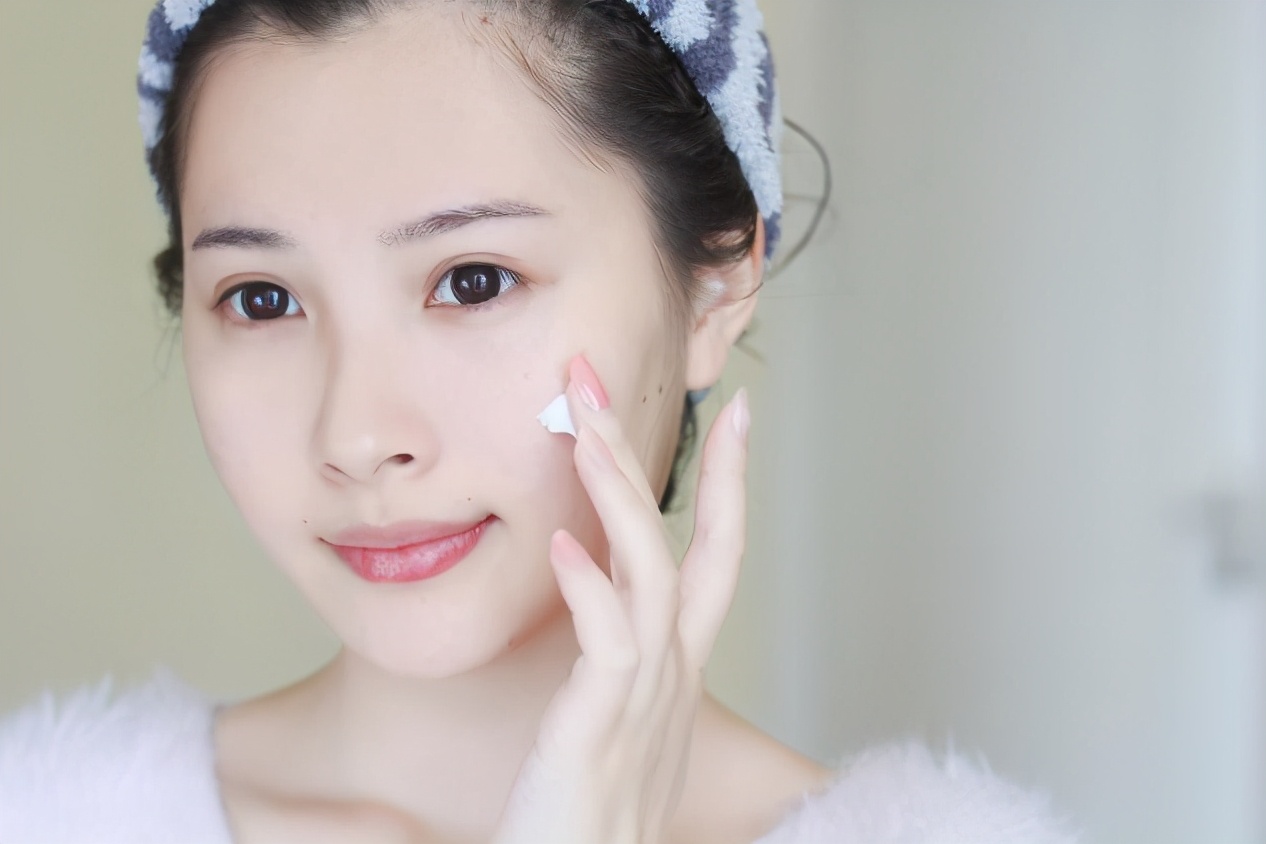 女人过了40岁年轻不显老的小技巧,40岁黄脸婆用什么护肤