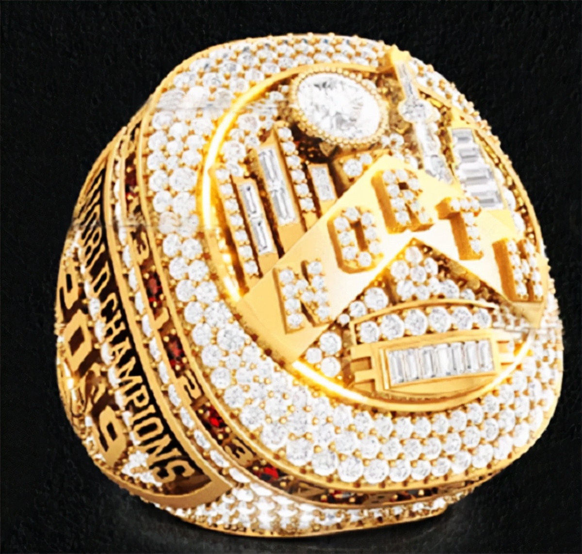 NBA冠戒之最:字母哥刚拿的戒指306颗钻不算多,猛龙640钻创纪录