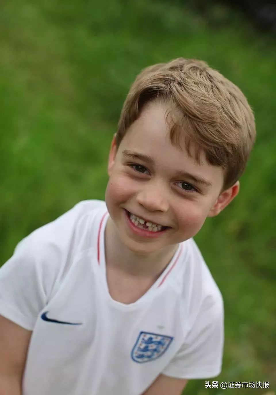 英国乔治小王子和女王,英国乔治小王子为什么不是继承人