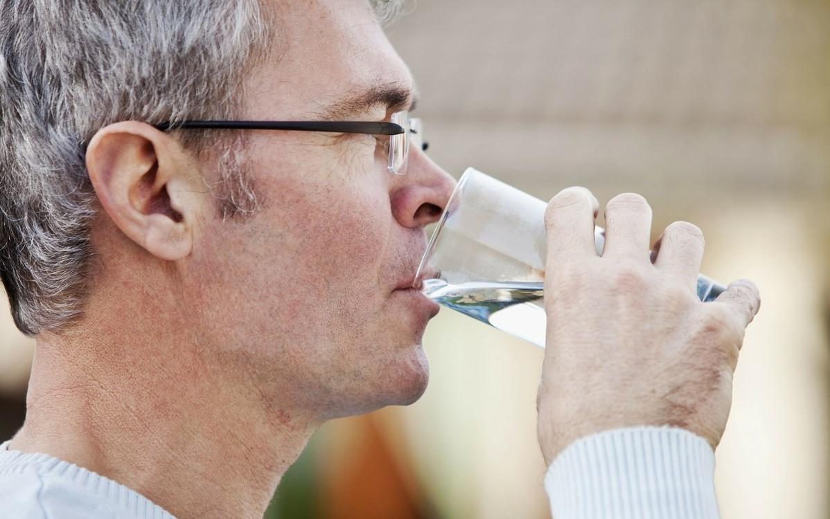 喝水时不小心把水洒地上了,喝水时不小心把水洒地上