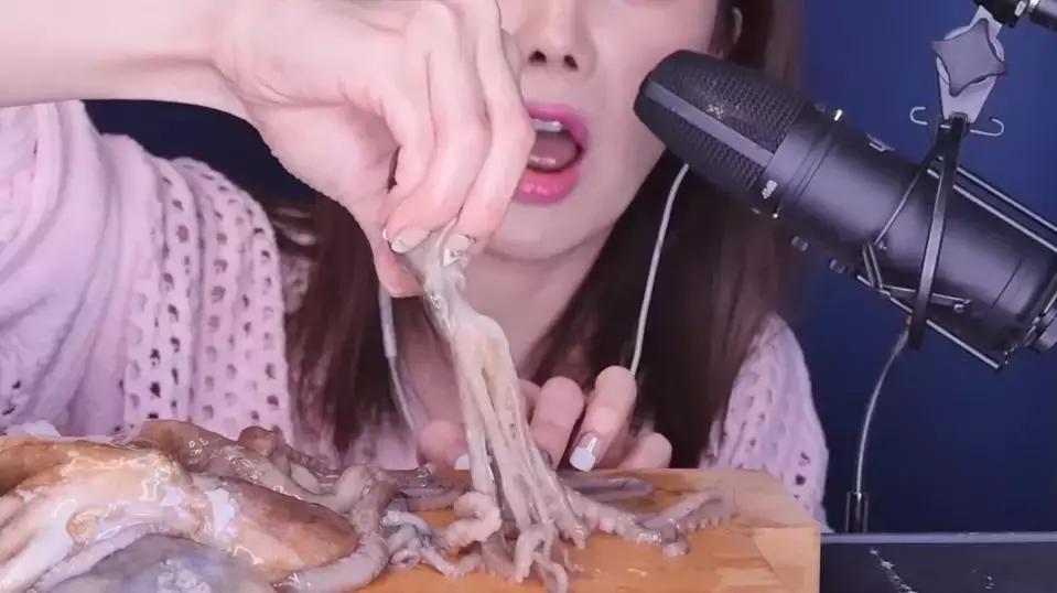 韩国网红活吞整只章鱼,韩国女网红为了博眼球有多拼