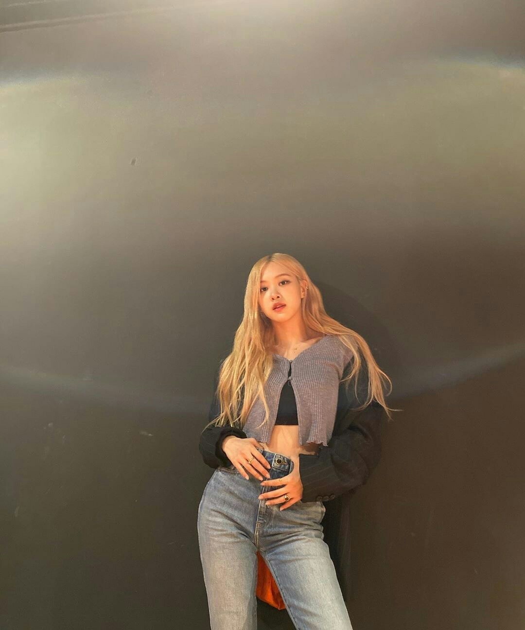 粉丝称她为“澳洲小玫瑰”，针织衫牛仔裤搭西装出镜，潇洒酷甜