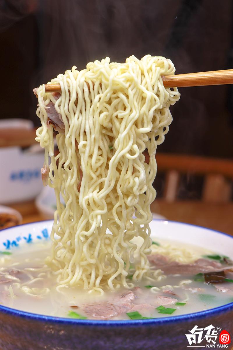 南阳这家羊肉汤，每天卖出200碗！进门先排队，羊肉包子抢着吃