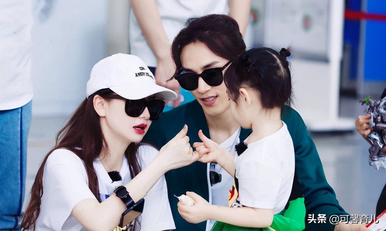 女儿总是用我的化妆品,女儿总是偷偷用妈妈的化妆品