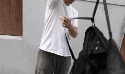 下雨可以穿漂亮的雨衣,下雨雨衣怎么穿不遮路