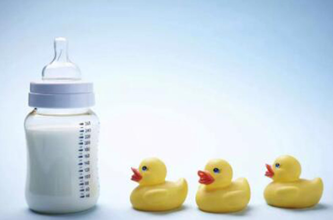 如何让宝宝接受奶瓶办法都在这里,宝宝拒绝奶瓶最好的方法