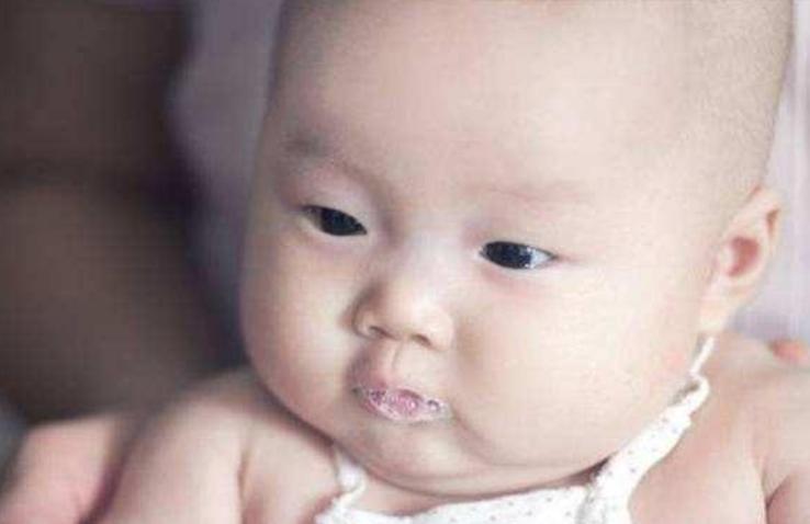 宝宝嘴里流泡泡口水,口水疹淹脖子了怎么处理