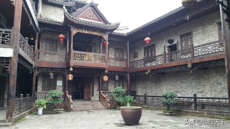 中国最美丽的小城,历经沧桑翘檐如翼的吊脚楼,缓缓流淌的沱江