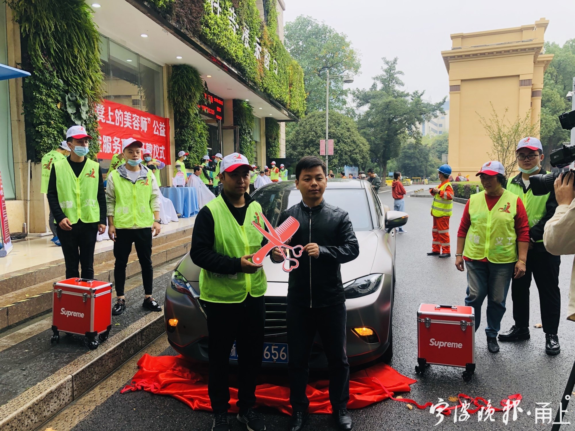 宁波这个地方真暖！“板凳上的美容师”来了，还有凉茶姜茶，全部免费