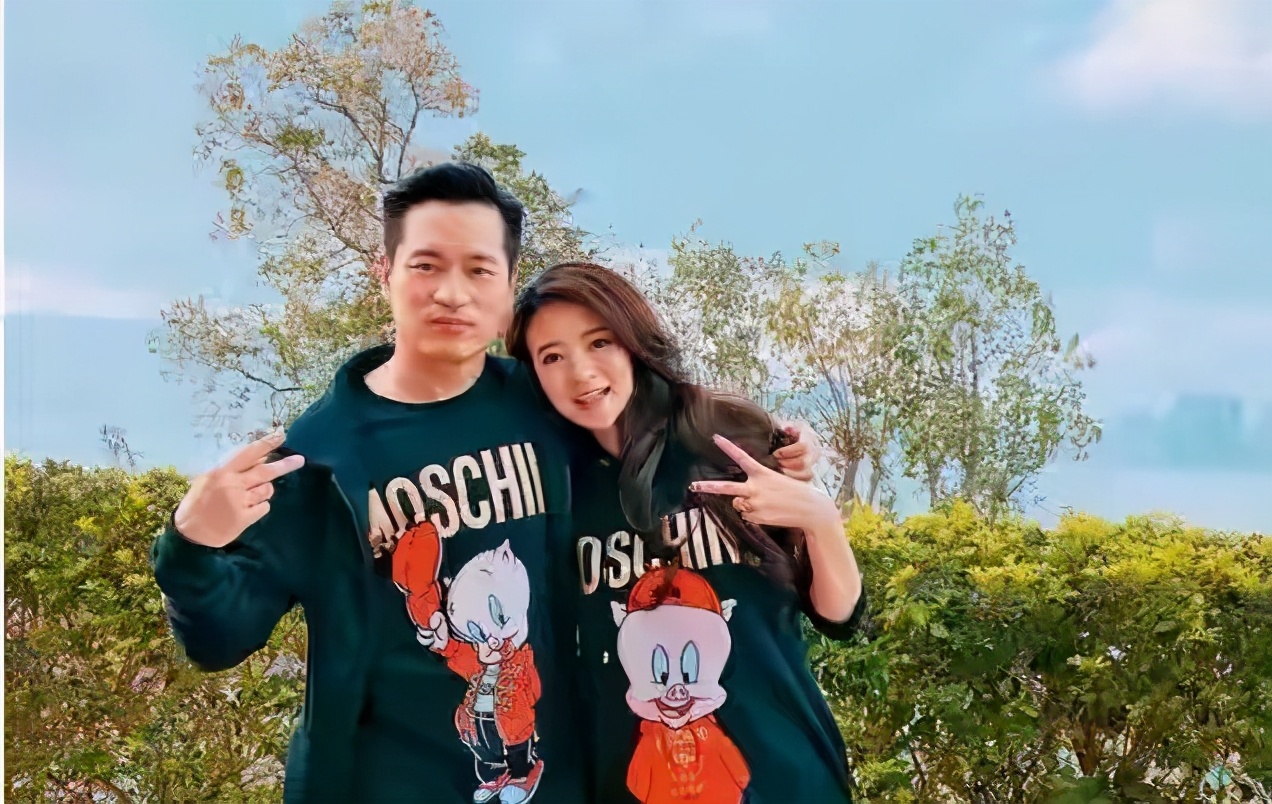 安以轩晒家人合照为儿子庆生视频,安以轩二胎与老公牵手逛街