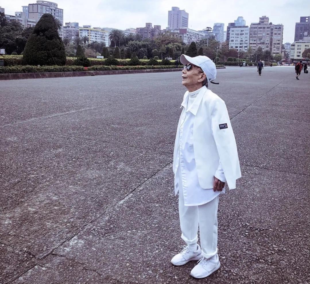 麦当娜50岁时穿衣打扮,61岁麦当娜自曝秀出美貌不减年华