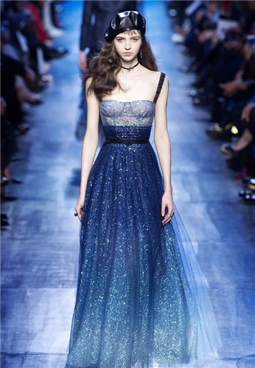 流行色2020经典蓝,今年的流行色经典蓝凭什么红出圈