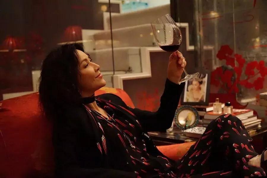 酒中沉淀物是怎么回事,葡萄酒挂杯形成的原因有哪些呢