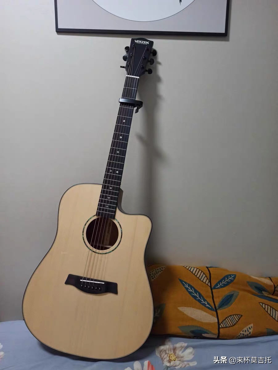 吉他新手入门适合用什么吉他 (新手入门吉他买多少钱的好)