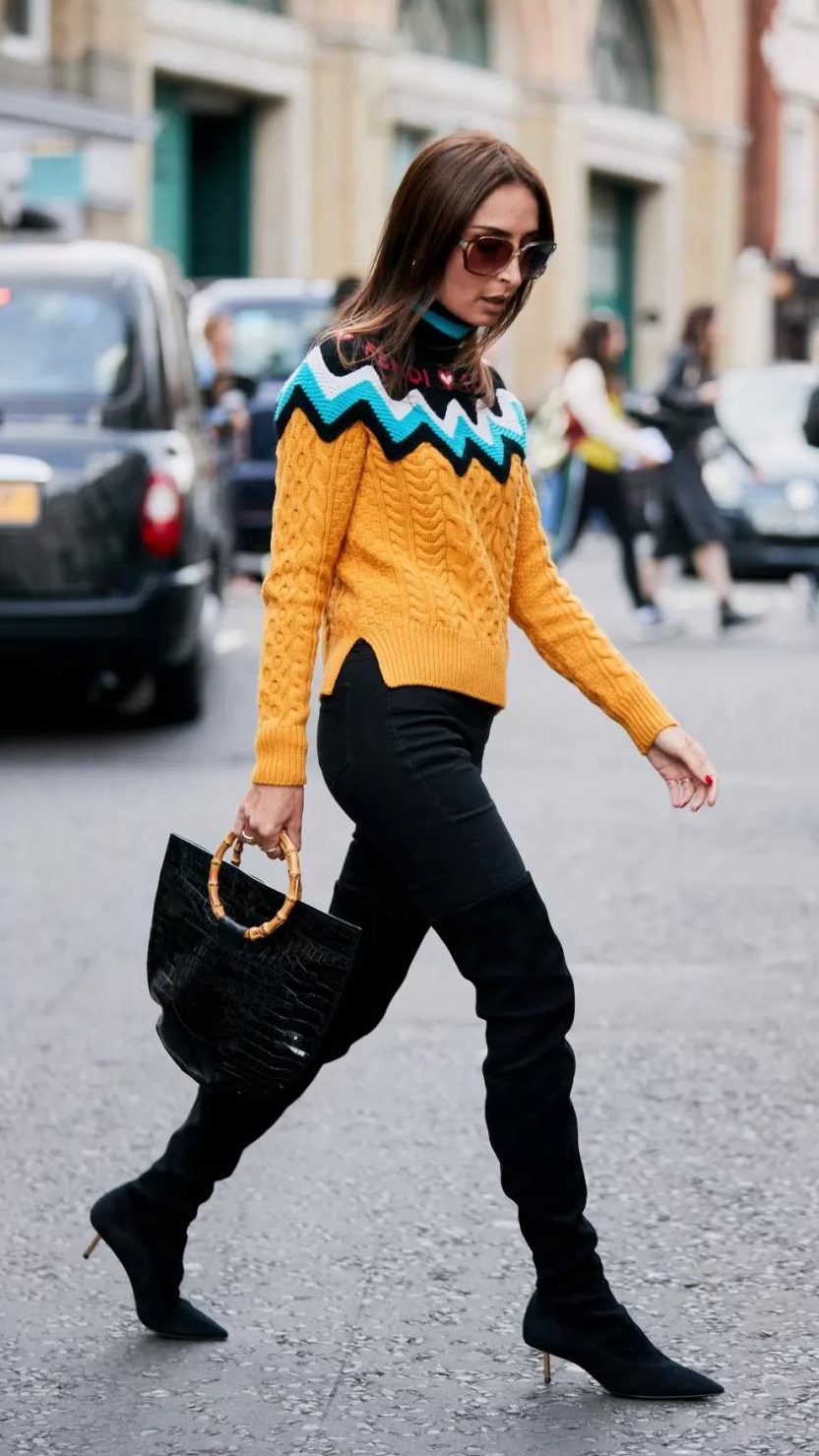 费尔岛毛衣特别适合英伦风的搭配,毛衣这样穿再普通的毛衣也时髦