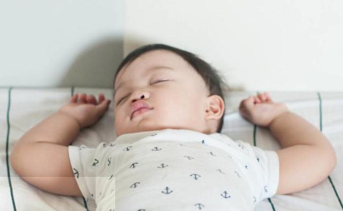 宝宝总是喜欢玩“举高高”，父母别惯着，背后有三大危害不容小觑