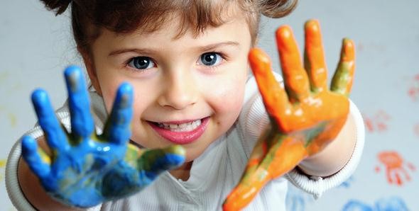 怪异的全家福引起老师注意，从绘画中分析孩子性格，学会与他沟通