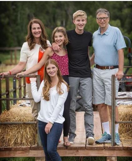 霍启刚郭晶晶带着孩子去赚零花钱,霍启刚晒儿女擦车