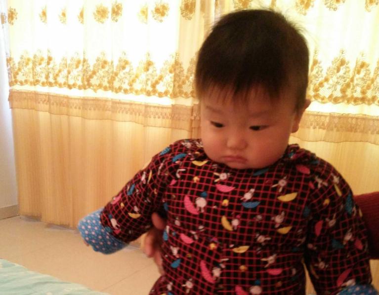 宝宝小手发凉还有汗怎么回事,冬天宝宝手脚冰凉要警惕