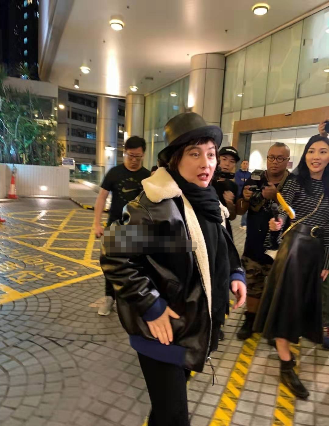 众子女为赌王庆生，57岁何超琼打扮低调却最出挑，风头盖过四太