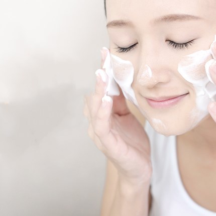 睡前坚持这三件事皮肤会越来越好,女人每晚睡前必做4件事