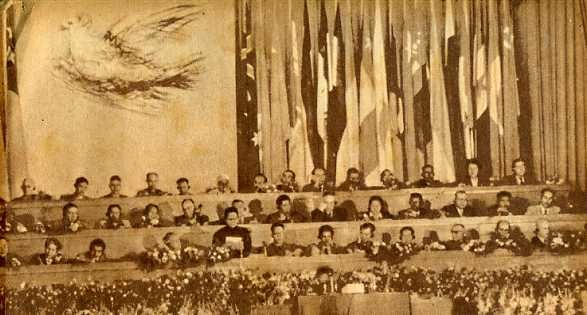 古今明捧着周恩来的骨灰,走过长安街,如今的他过得怎么样了?