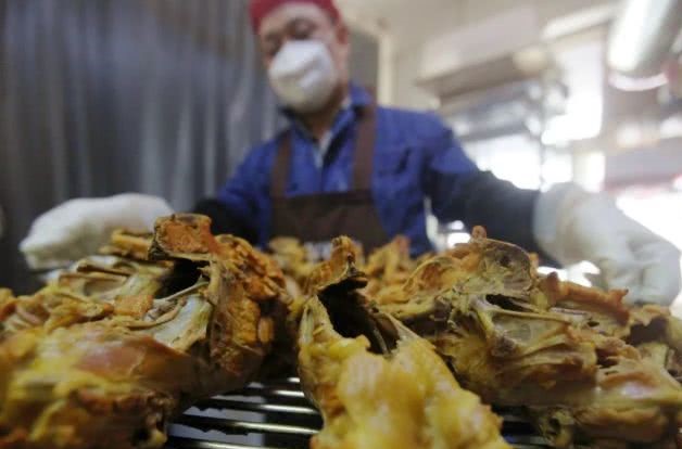 从诗意到烟火:疫情之下,这位画家“跨界”卖起了烤肉