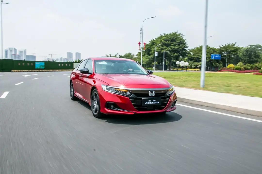 车长超4米9，3毛一公里香到爆，最火合资B级车出新款，开过都说好