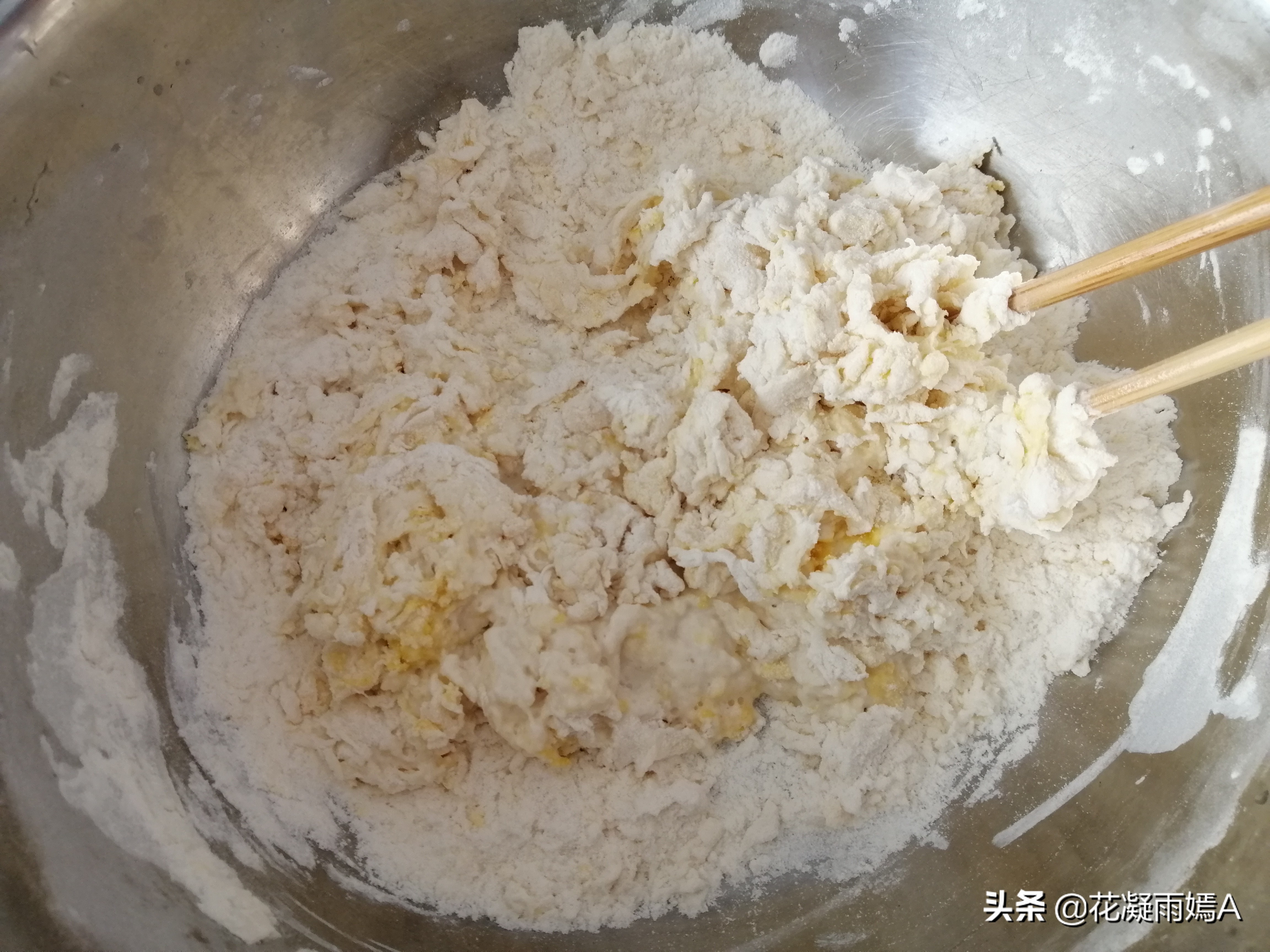 做好的油条摆摊怎么出摊,油条最简单的做法只用面粉鸡蛋