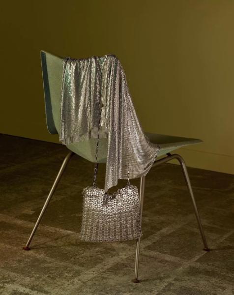 买了名牌包又得买名牌衣服,买了大牌包包后悔吗