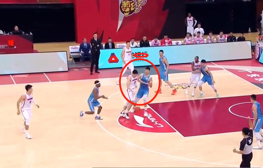 3秒违例犯规裁判手势,3秒违例球裁判手势