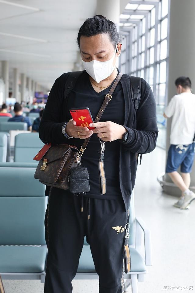 陈志朋回归低调?背3个LV包走机场,走哪都带着五星爱国手机壳