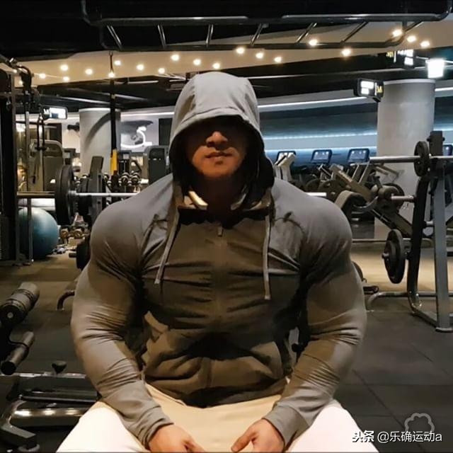 胸肌撑满紧身衣的感觉,胸肌被挤压爆了